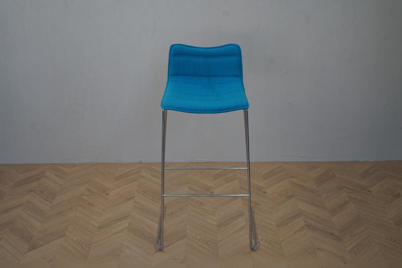 Frontvisning af Arper Catifa 46 højstol i blå – moderne designerstol med elegant form og siddehøjde 80 cm.